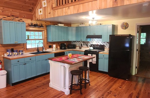 Tarheel Cabina | Log Cabin - Secluded 5 Acres - 5 min to Historic Downtown Murphy