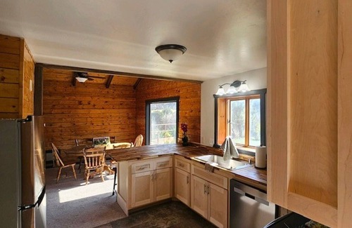 Cedar City Cabina | Log Cabin, sleeps 13, near Cedar City Utah