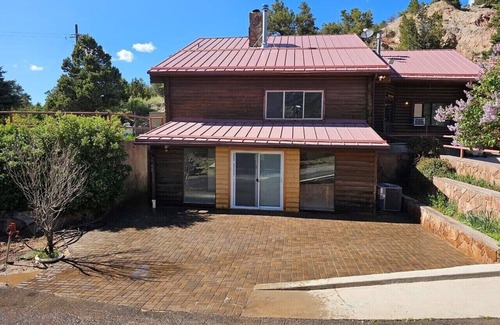 Cedar City Cabina | Log Cabin, sleeps 13, near Cedar City Utah