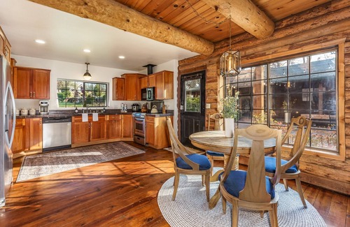 Ahwahnee Casa | Log Cabin sleeps 20 with hot tub, EV Charger, firepit