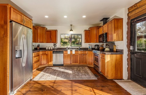 Ahwahnee Casa | Log Cabin sleeps 20 with hot tub, EV Charger, firepit