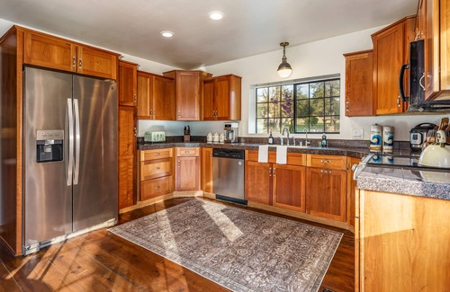 Ahwahnee Casa | Log Cabin sleeps 20 with hot tub, EV Charger, firepit