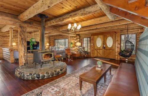 Ahwahnee Casa | Log Cabin sleeps 20 with hot tub, EV Charger, firepit