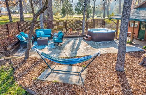 Ahwahnee Casa | Log Cabin sleeps 20 with hot tub, EV Charger, firepit