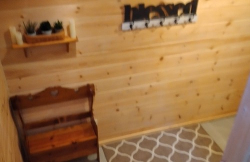 Cochranville Apartamento | Log Cabin studio loft w/yard, firepit, woods, and stream! Many nearby ammenities