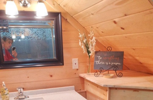Cochranville Apartamento | Log Cabin studio loft w/yard, firepit, woods, and stream! Many nearby ammenities