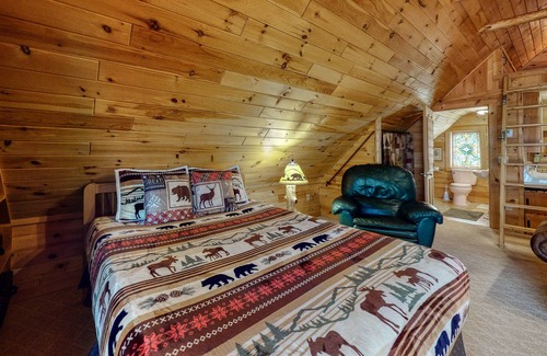 Fryeburg Apartamento | Log cabin studio with fireplace, firepit, deck, cable, & WiFi