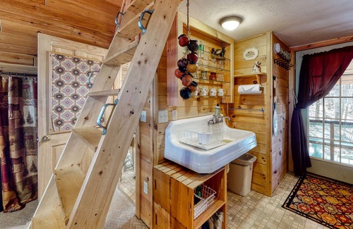 Fryeburg Apartamento | Log cabin studio with fireplace, firepit, deck, cable, & WiFi