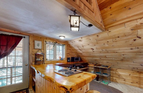 Fryeburg Apartamento | Log cabin studio with fireplace, firepit, deck, cable, & WiFi