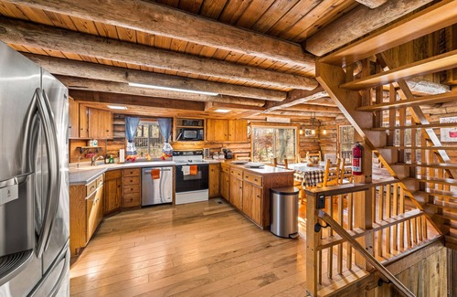 Knoxville Cabina | Log Cabin, UTK/Neyland, Smoky Mts, 16acres, FP, HotTub, Sauna, Fishing,Golf,Pets