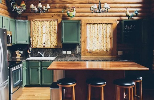 West Jefferson Cabina | Log Cabin w Hot Tub, Roaring Creek. Cabin& road are safe & ready for your visit!