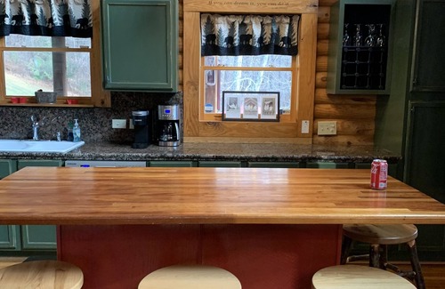 West Jefferson Cabina | Log Cabin w Hot Tub, Roaring Creek. Cabin& road are safe & ready for your visit!