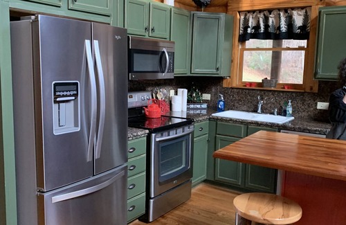West Jefferson Cabina | Log Cabin w Hot Tub, Roaring Creek. Cabin& road are safe & ready for your visit!