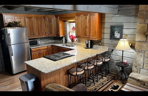 Ozone Cabina | Log Cabin w/ Picturesque Mtn View. Private Sunsets. Hot Tub. Kid & Dog Friendly