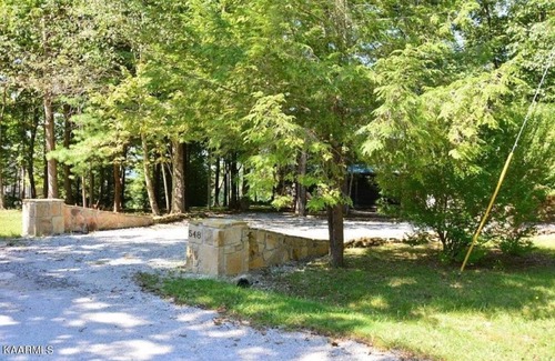 Ozone Cabina | Log Cabin w/ Picturesque Mtn View. Private Sunsets. Hot Tub. Kid & Dog Friendly