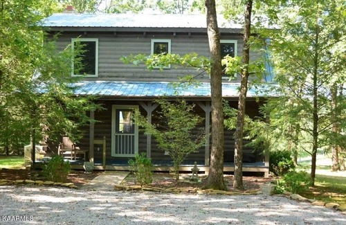 Ozone Cabina | Log Cabin w/ Picturesque Mtn View. Private Sunsets. Hot Tub. Kid & Dog Friendly