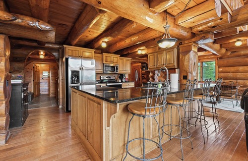 Fish Creek Cabina | Log Cabin w/ Private Pickleball Court in Fish Creek!