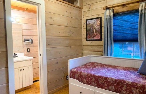 Lake Lure Casa | Log Cabin Walkable to Lake Lure & Chimney Rock - Blue Skies