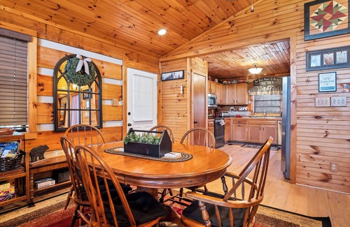 Townsend Cabina | Log Cabin with 3BR, Hot Tub, Fire Ring, Game Room, Mtn Views, Wifi & Pool Access