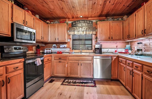 Townsend Cabina | Log Cabin with 3BR, Hot Tub, Fire Ring, Game Room, Mtn Views, Wifi & Pool Access