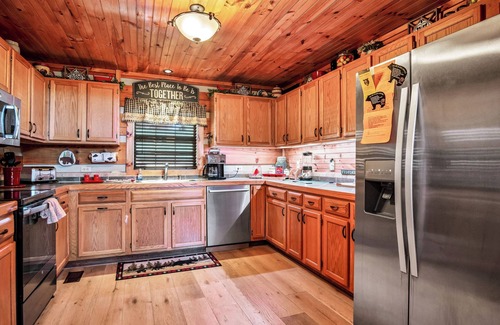 Townsend Cabina | Log Cabin with 3BR, Hot Tub, Fire Ring, Game Room, Mtn Views, Wifi & Pool Access