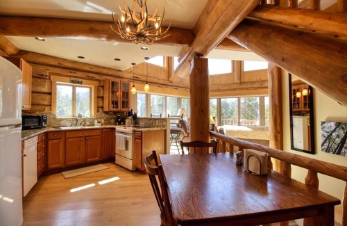 Twin Lakes Casa | Log cabin with amazing Views and hot tub, pets OK