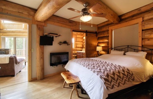Twin Lakes Casa | Log cabin with amazing Views and hot tub, pets OK