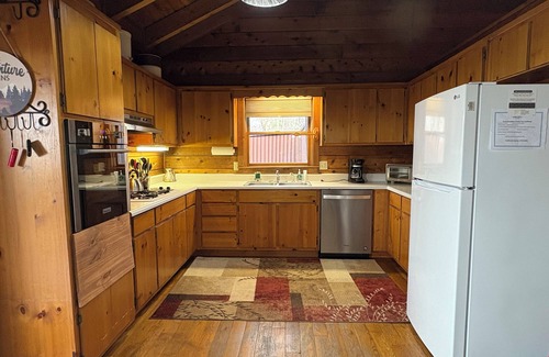 Morganton Cabina | Log cabin with mountain views: Hot Tub, Game Room, Fenced Yard