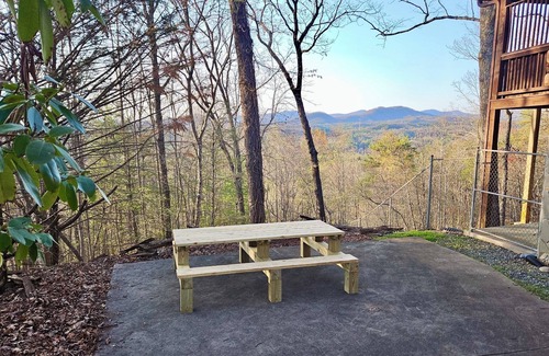 Morganton Cabina | Log cabin with mountain views: Hot Tub, Game Room, Fenced Yard