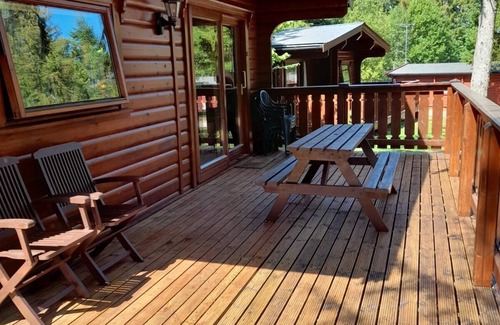 Kenwick Cabina | Log cabin with decked veranda, nestled in Kenwick Park, Louth