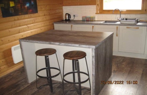 Kenwick Cabina | Log cabin with decked veranda, nestled in Kenwick Park, Louth