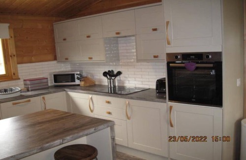 Kenwick Cabina | Log cabin with decked veranda, nestled in Kenwick Park, Louth
