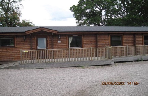 Kenwick Cabina | Log cabin with decked veranda, nestled in Kenwick Park, Louth
