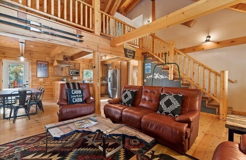 McCall Cabina | Log cabin with game room by skiing & lake