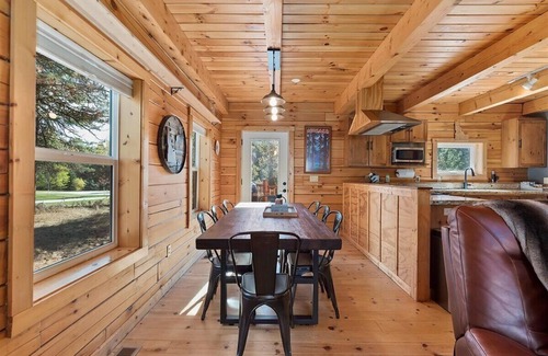 McCall Cabina | Log cabin with game room by skiing & lake