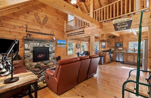 McCall Cabina | Log cabin with game room by skiing & lake