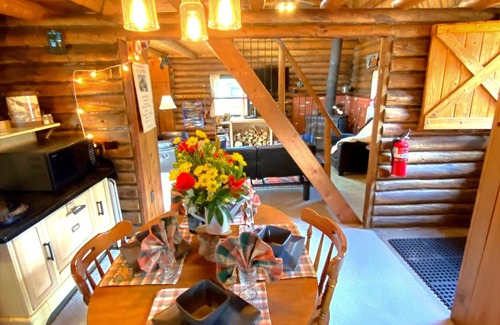 Red Lodge Cabina | Log Cabin with Hot Tub Overlooking Rock Creek and Beartooth Mountains