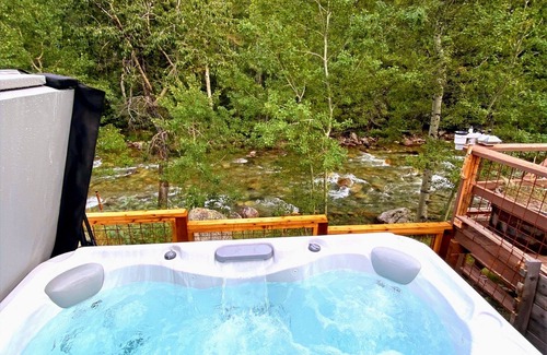 Red Lodge Cabina | Log Cabin with Hot Tub Overlooking Rock Creek and Beartooth Mountains