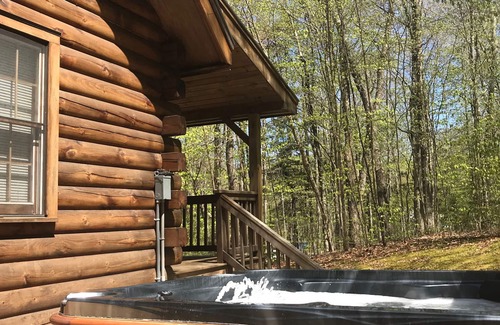 Wardsboro Cabina | Cabaña de madera con jacuzzi - ¡Perfecto para vacaciones familiares y escapadas en grupo!