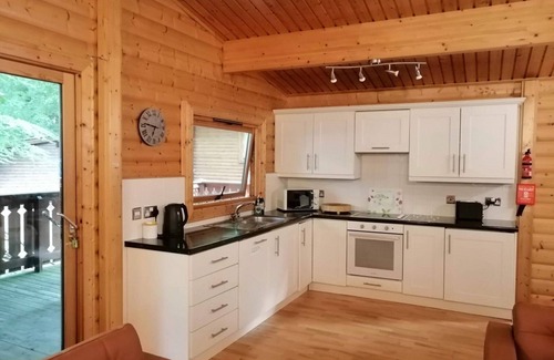 Kenwick Cabina | Log cabin with hot tub and nestled in Kenwick Park, Louth