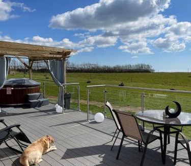 County Cork Casa | Log Cabin with Hot Tub Large Patio Near Cork city