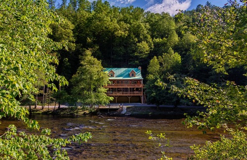 Sylva Cabina | Log cabin with large decks on the Bank of the Tuckasegee River.