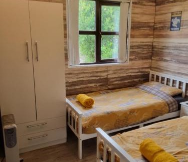 Haxey Otro | Log cabin with secure garden