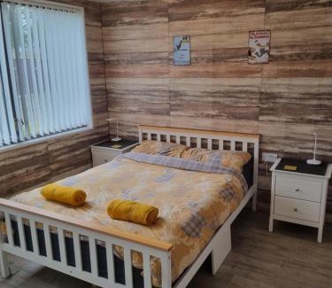 Haxey Otro | Log cabin with secure garden