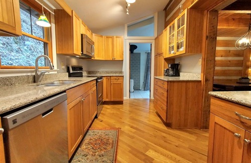 Weaverville Cabina | Log Cabin with Stream on 2 Acres <20 Min to Downtown Asheville with 1 Gig Fiber