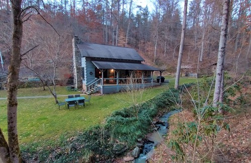 Weaverville Cabina | Log Cabin with Stream on 2 Acres <20 Min to Downtown Asheville with 1 Gig Fiber