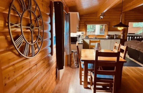 Kenwick Cabina | Log cabin with veranda, nestled in Kenwick Park, Louth