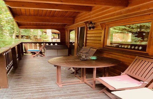 Kenwick Cabina | Log cabin with veranda, nestled in Kenwick Park, Louth