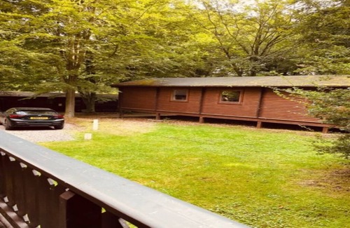 Kenwick Cabina | Log cabin with veranda, nestled in Kenwick Park, Louth