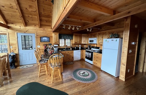 Errol Chalet De Esquí | Log Chalet con vistas al estanque y a la montaña ¡Vistas al atardecer!